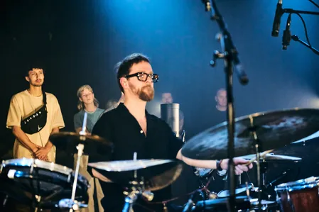 Bram Hakkens, met op de achtergrond QUANZA