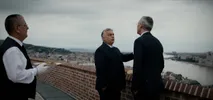 Jens Stoltenberg in gesprek met Viktor Orban op een brug