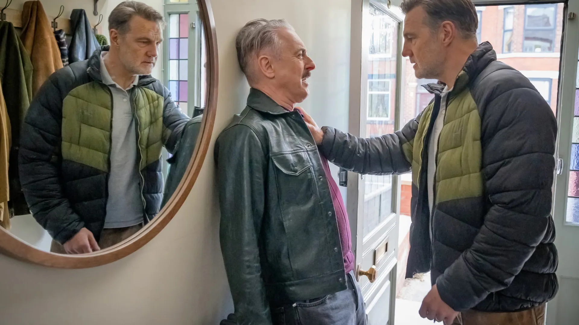 Leo (Alan Cumming) en zijn buurman Clive (David Morrissey) in miniserie Tip Toe