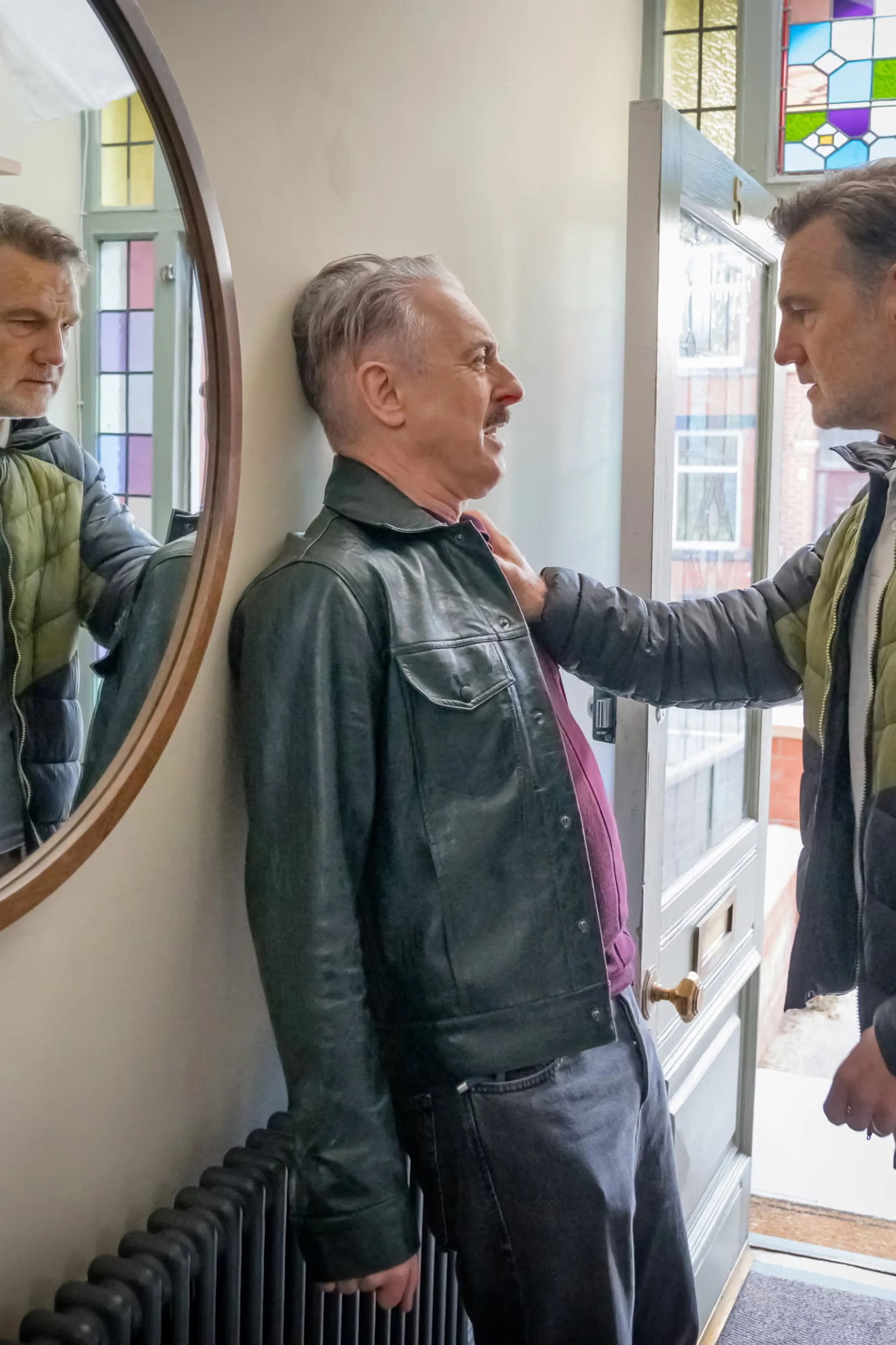 Leo (Alan Cumming) en zijn buurman Clive (David Morrissey) in miniserie Tip Toe
