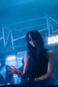 Vrouw met ogen dicht en hand omhoog