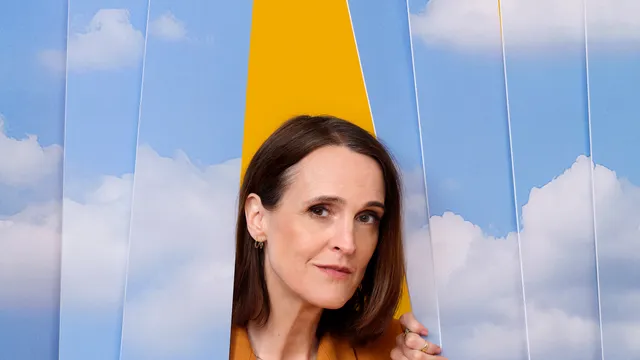Janine Abbring achter een gordijn van wolken.