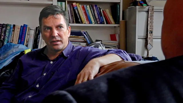 Savulescu in zijn huis, wordt geïnterviewd door Bas Heijne voor De Volmaakte Mens