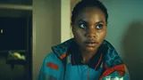 Adanna Unigwe als de beginnende ambulancemedewerker Alima in Please Try Again Later