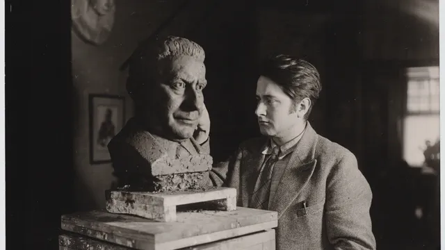 Beeldhouwer Gerrit Jan van der Veen werkend aan de buste van Herman Heijermans, 1931