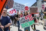 Demonstranten tijdens de protestmars ‘Stop the AI Race’ op 11 juli 2026 in San Francisco, Californië. De mars voert langs kantoren van OpenAI, Anthropic en Google DeepMind