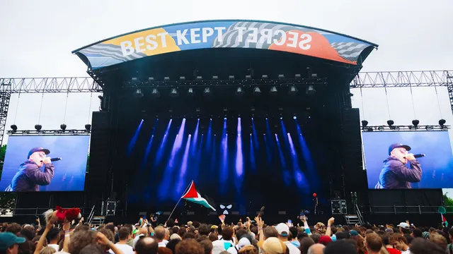Een foto van de show van Best Kept Secret 2025 met Kneecap