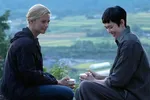 Virginie Efira (Marie-Lou) en Tao Okamoto (Mari) en in All of a Sudden