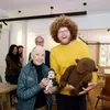 Jane Goodall en anderen met apenknuffels