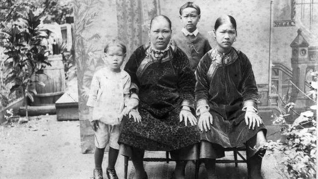 Portret van Chinese contractarbeiders in Suriname