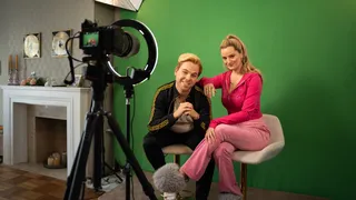 Danny en Francis voor een green screen met een camera op hen gericht.