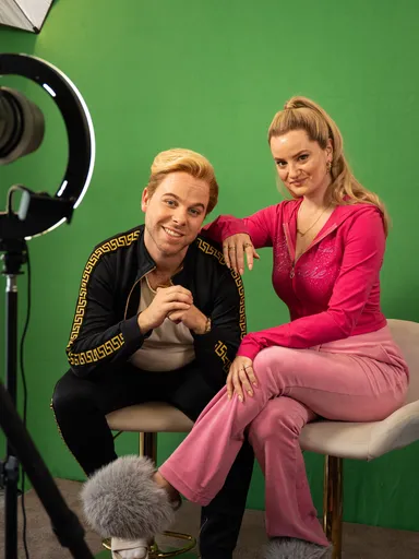 Danny en Francis voor een green screen met een camera op hen gericht.