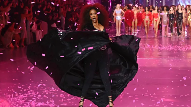 US model Tyra Banks (C) walks the runway during Victoria's Secret Fashion Show at Duggal Greenhouse at the Brooklyn Navy Yard in Brooklyn, New York on October 15, 2024. 
ANGELA WEISS / AFP
