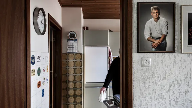 De foto hangt van de tot levenslang veroordeelde Olaf H. hangt in het huis van zijn moeder. Zij wil niet herkenbaar in beeld.