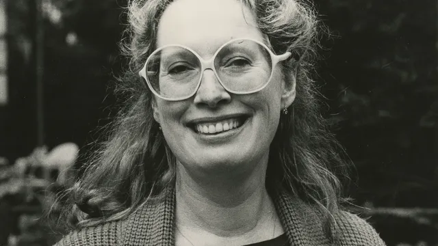 Zwartwit foto van Trudy van Keulen, lachend naar de camera