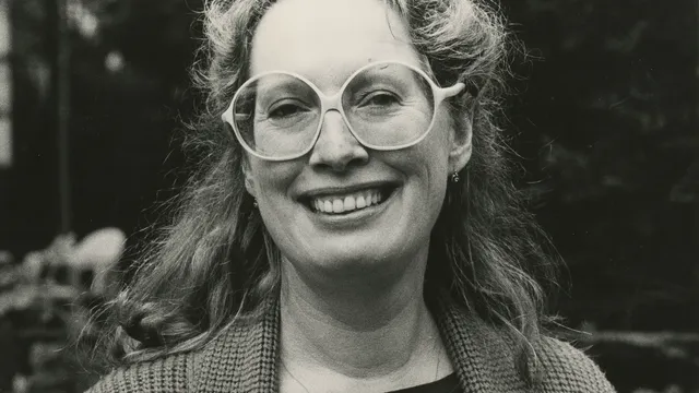 Zwartwit foto van Trudy van Keulen, lachend naar de camera