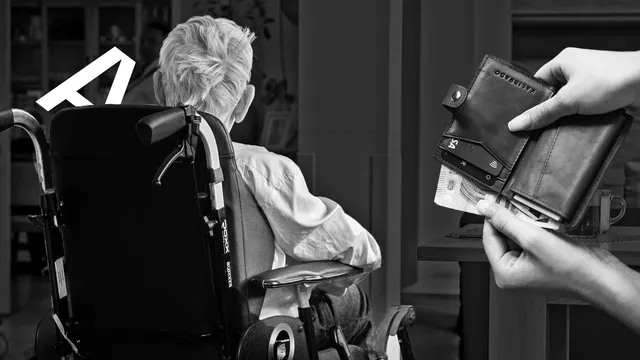 Oudere in rolstoel en handen met portemonnee