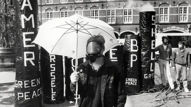 Protesterende man met gasmasker op