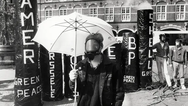Protesterende man met gasmasker op