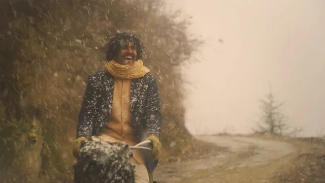 acteur Chirag Lobo fietst in de sneeuw in de documentaire The Cycle of Lov