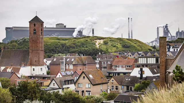 Een dorp met hoogovens van Tata Steel op de achtergrond