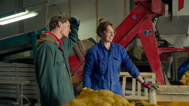 Roeland en Iris aan het werk op de boerderij