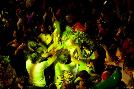 Er zijn altijd wel een paar potige mannen in de buurt die je een handje willen helpen bij het verkrijgen van een lift naar een andere plek in de zaal.