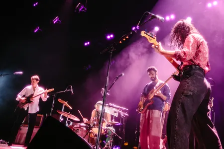 Band speelt muziek op podium