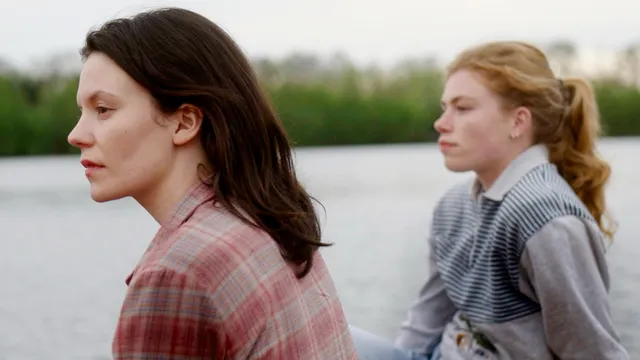 En we vliegen door de dagen,  Kaitlynn (Frieda Barnhard) (l) Jade (Dylan Jongejans)  (r)