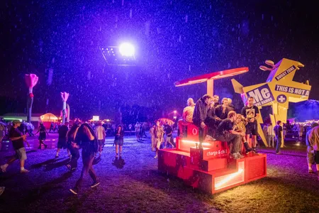 Regen tijdens Lowlands 2026