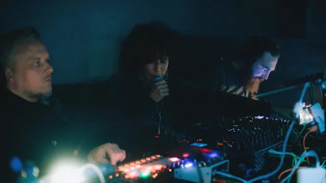 RØDHÅD, VRIL en Sara Clarke