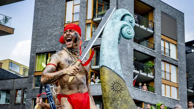 Een Molukse danser tijdens de onthulling van het Nationaal Moluks Monument in Amsterdam.