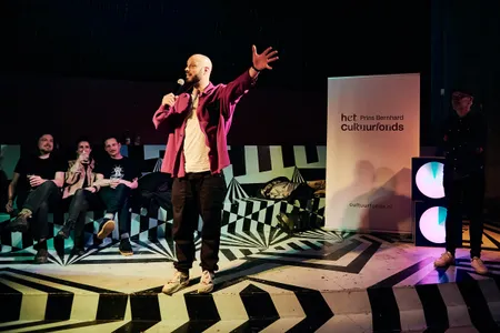 Host Manu van Kersbergen bij uitreiking UP:Next aan QUANZA, 5 april 2023 @ FLUOR