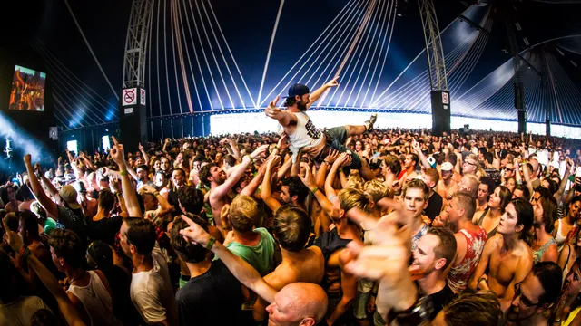 Lowlands - Crowdsurfers - Bart Heemskerk