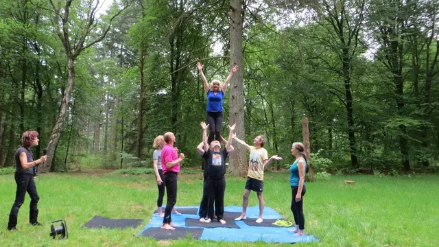 Los Labilos is een groep amateur-acrobaten die ooit les kregen van de “Osmani’s”, twee vrouwen die pas met het circus stopten toen ze de 90 gepasseerd waren.