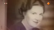 Documentaire over koningin Juliana n.a.v. een nieuwe biografie. Archiefbeelden en interviews bieden een nieuw perspectief op de koningin die geliefd was, maar niet zonder controverse.