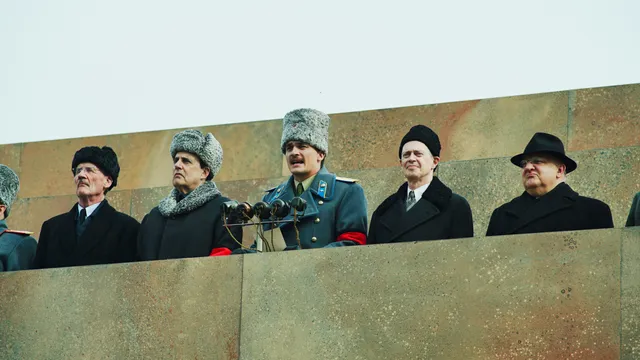 Vlnr.: Vyacheslav Molotov (Michael Palin), Malenkov (Jeffrey Tambor), Zhukov (Jason Isaacs), Chroesjtsjov (Steve Buscemi) en Beria (Simon Russell Beale)(rechts)