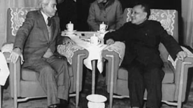 Joris Ivens op de thee bij Deng Xiaoping  (1979: foto Persbureau Nieuw China)
