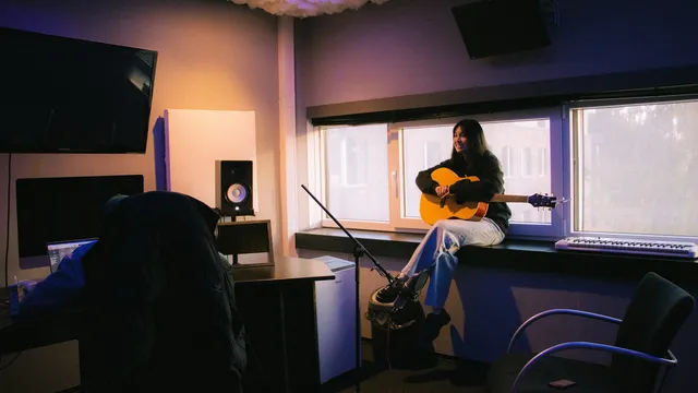 Zefanja in de studio bij Kosmik