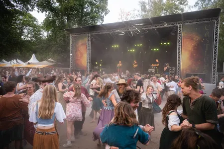 Dansend publiek bij Groove Factory