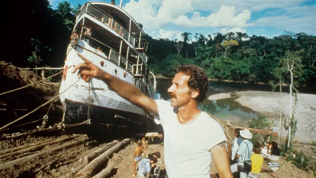 Werner Herzog bij de opnames van Fitzcarraldo (1982)