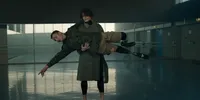 Een balletdanser tilt een andere danser op.