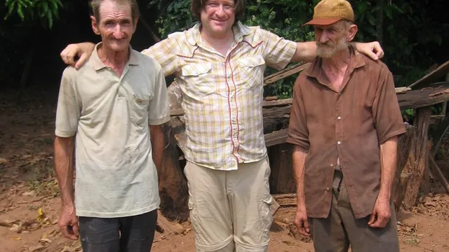 <p>Muntz met twee Duitse boeren in de jungle van Paraquay</p>