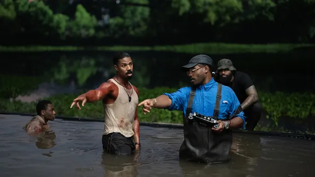 Setfoto Sinners met acteur Michael B. Jordan en regisseur Ryan Coogler