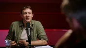 Jesse Frederik is te gast in de podcast en heeft een microfoon voor zich