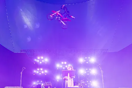 Lucille Werner met motor tijdens Zwarte Cross 2025