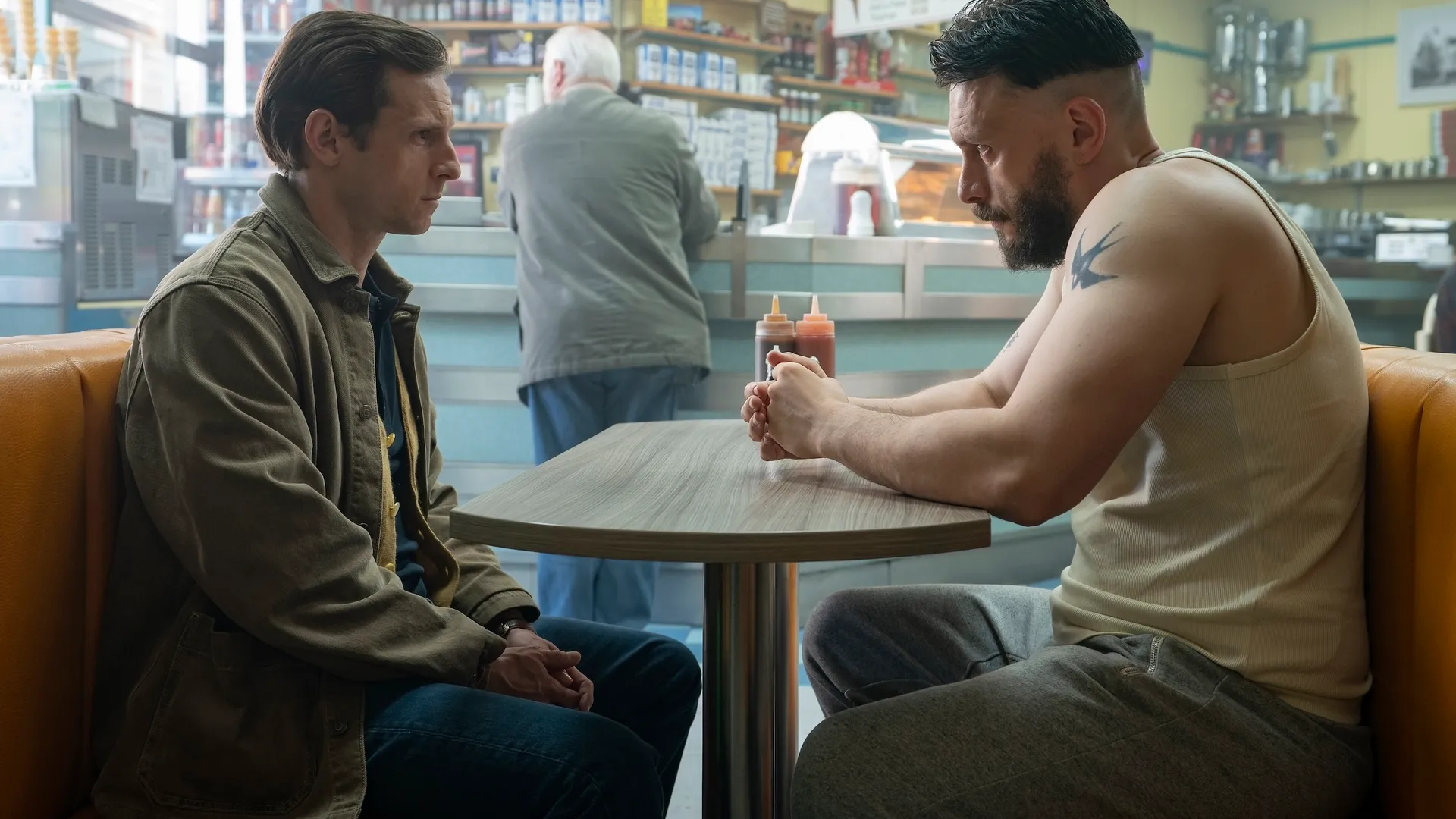 Een foto uit de serie Half man met links Jamie Bell en rechts Richard Gadd