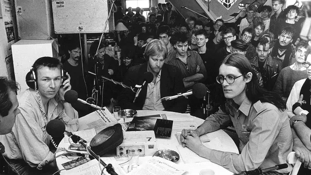 Dank voor het doorsturen van de mail! Ik ga denk ik deze gebruiken, rechtenvrij van ANP:  'Vanuit het in opspraak geraakte jeugdcentrum VERA in de Groingse Oosterstraat, zond de VPRO woensdag het radioprogramma Wilde Wereld uit. Het programma was gewijd aan de problemen rondom de inkomsten uit de verkoop van soft drugs in dit centrum.'