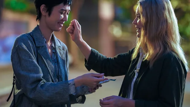 Tao Okamoto (Mari) en Virginie Efira (Marie-Lou) in all of a sudden