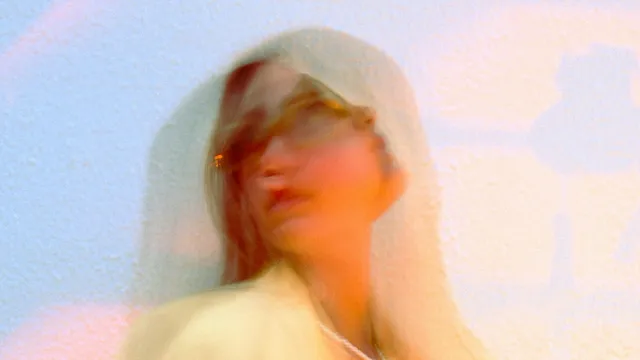 Foto met lange sluitertijd van vrouw met ogenschijnlijk meerdere gedaantes